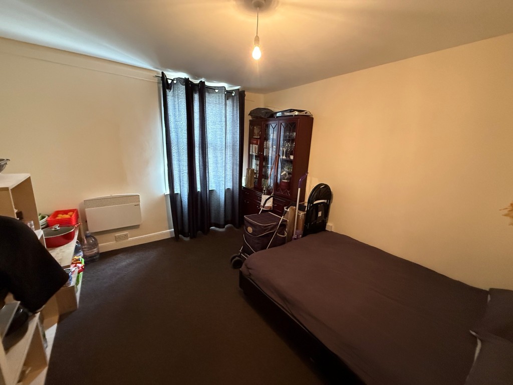 Lot: 119 - MIXED USE TOWN CENTRE INVESTMENT PROPERTY - Flat first floor living room or bedroom with window to front